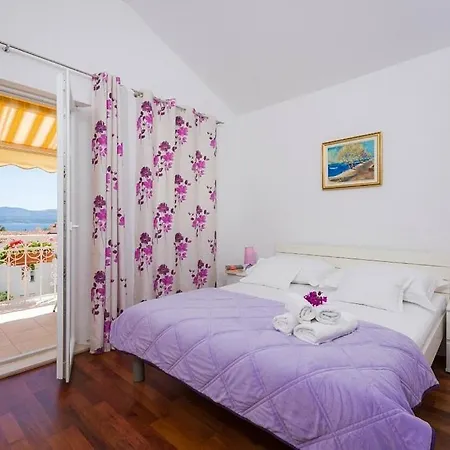 In With Sea View, Terrace, Air Conditioning, Wi-fi Apartment